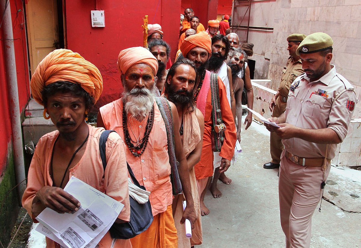 1st batch of Amarnath Yatris leave Jammu to begin pilgrimage
