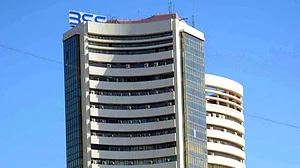 Sensex crashes over 500 points on ‘low’ rate cut