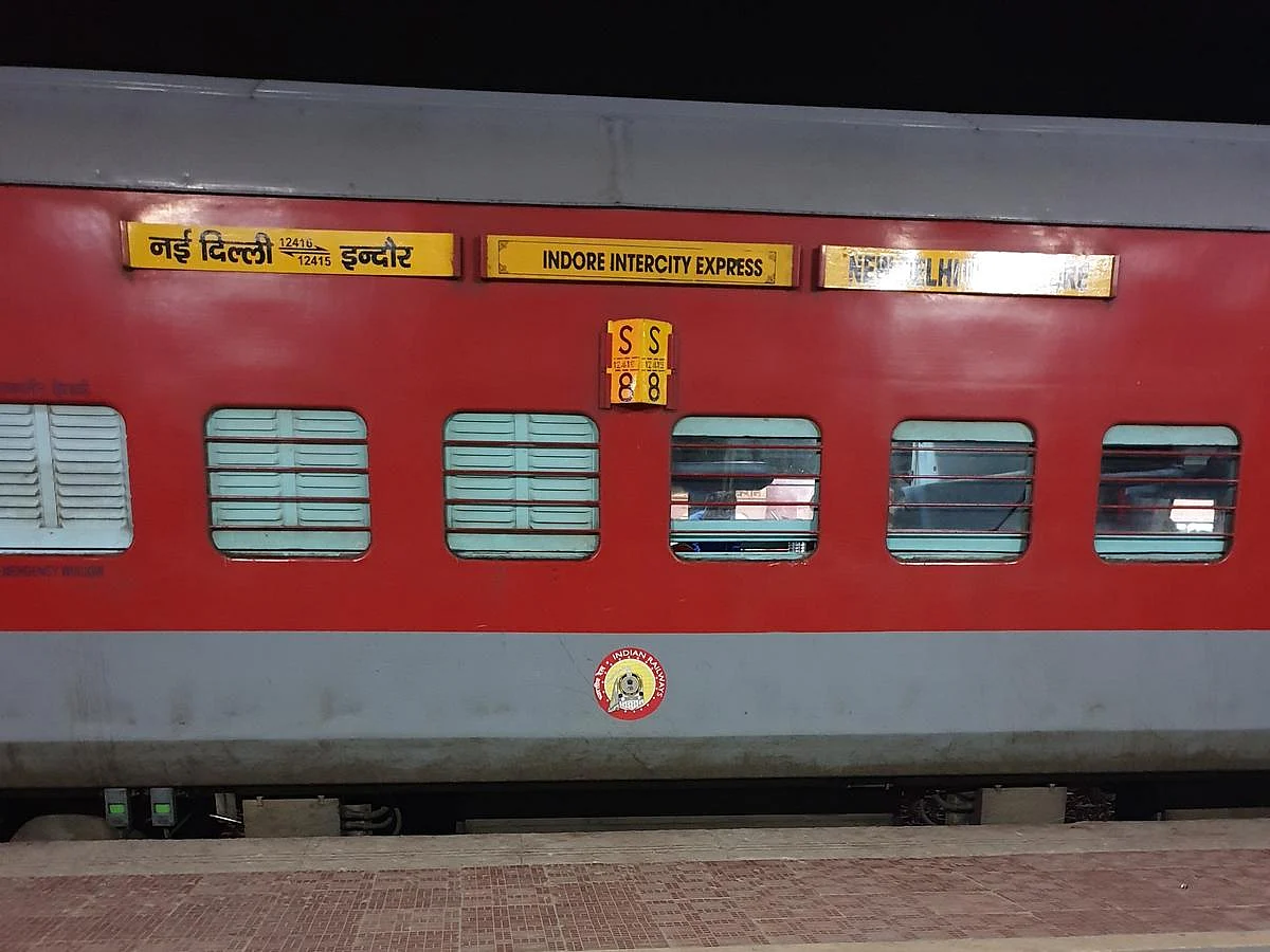 Now ‘champi and tel malish’ in trains: Railway offers head and foot massage for passengers from Indore