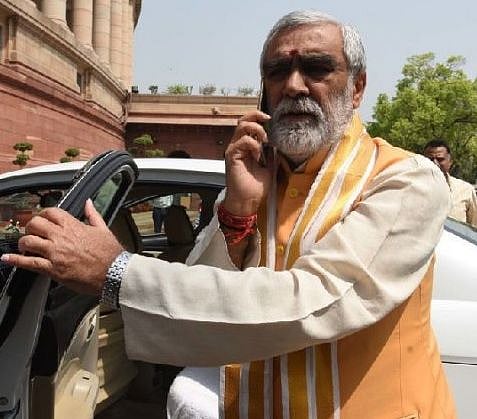 WATCH: Men throw ink at Union Minister of State for Health & Family Welfare Ashwini Choubey in Patna