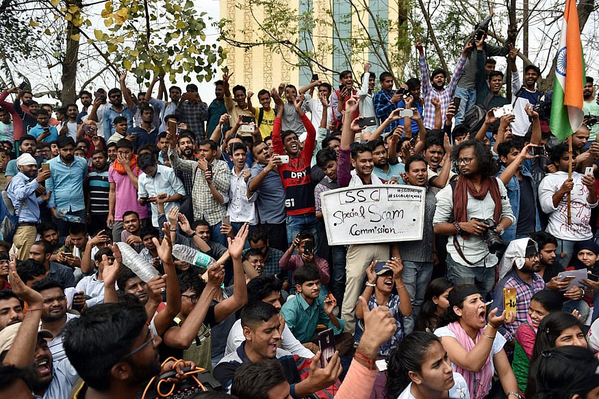 Staff Selection Commission aspirants protest the leak of a paper in New Delhi. (PTI)