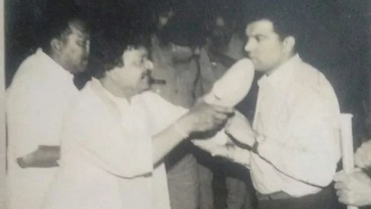 In this old photo of 1994, BJP general secretary Kailash Vijayvargiya threatening a police officer to hit him with his shoe.