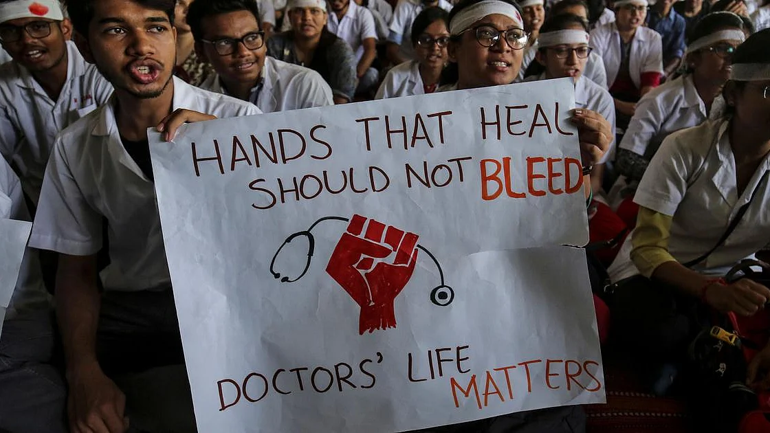 WB doctors agree to call off strike after meeting with Mamata