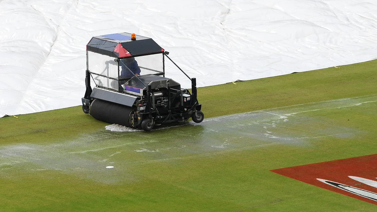 Ex-cricketers lash out at ‘awful’ Old Trafford wicket