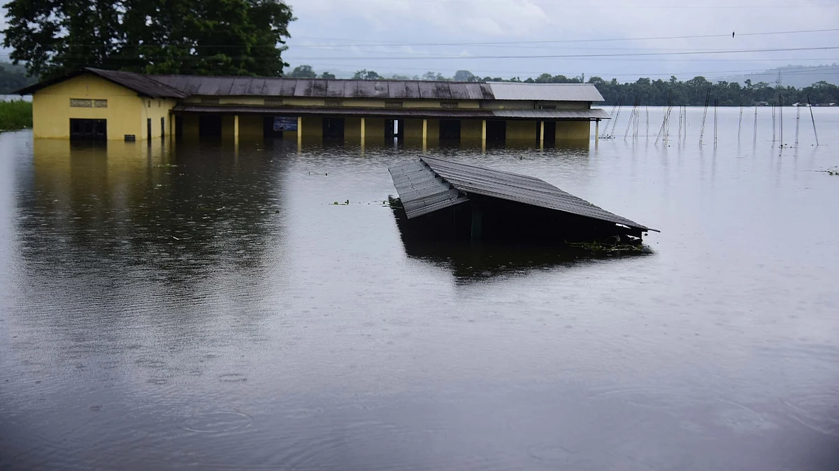 Heavy rains in north, northeast cause flooding, hit life 
