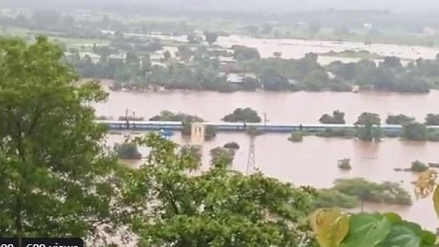 All 700 passengers stranded on Mahalaxmi Express rescued, says Central Railways