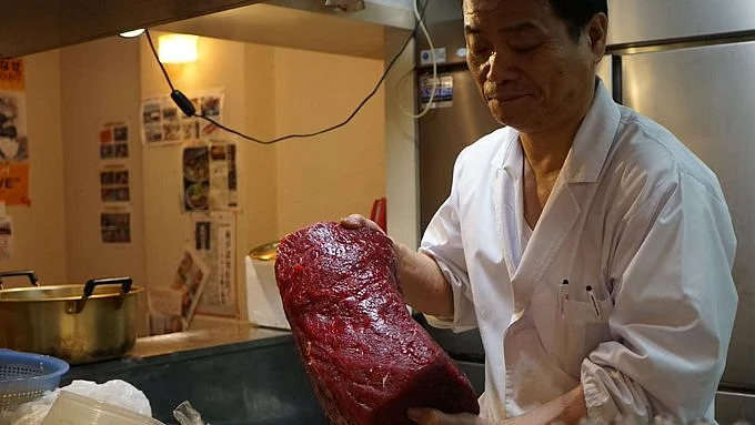 Whale meat auction (Twitter)