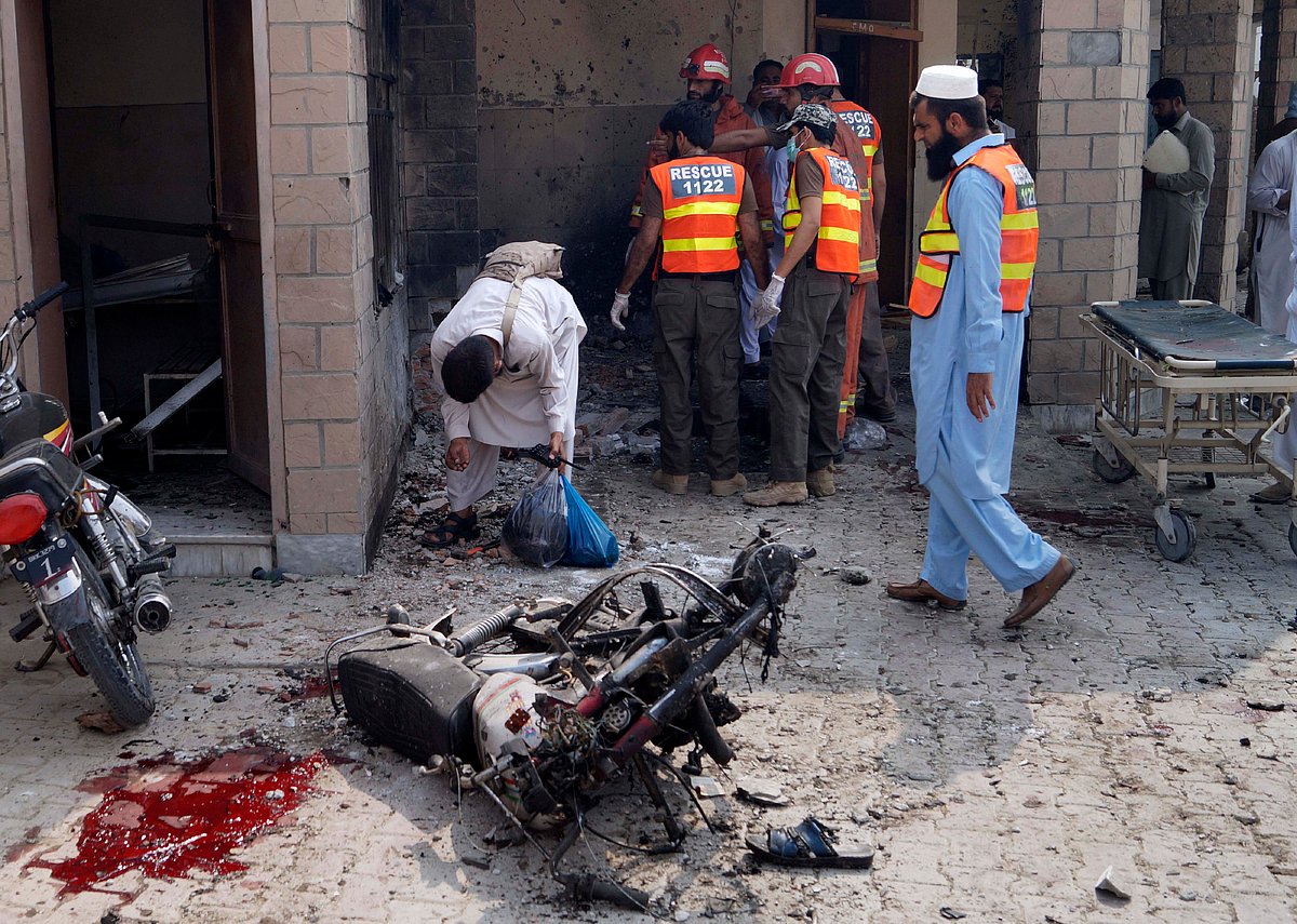 9 killed & 40 injured in gun and suicide attack in northwest Pakistan 