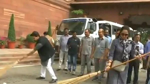 Who litters at the Indian Parliament House?: Watch BJP MP Hema Malini clean it