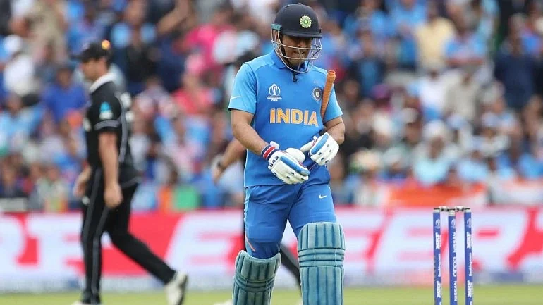 Did umpiring error cost Dhoni his wicket?
