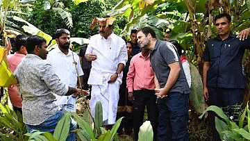  Rahul Gandhi assures to resolve problems facing flood-hit in Wayanad 
