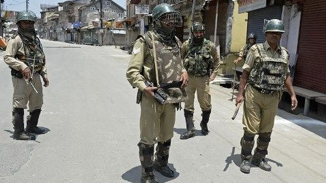 Jammu and Kashmir: Doctor speaks up on health crisis, Police takes him away 