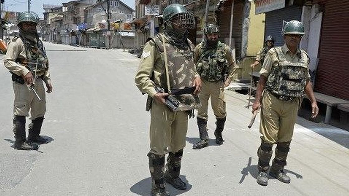 Jammu and Kashmir: Doctor speaks up on health crisis, Police takes him away 