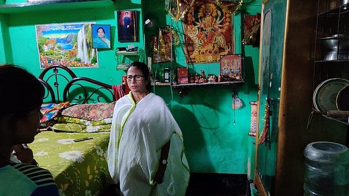 “2 toilets for 400 people?” Mamata Banerjee scolds minister after slum visit