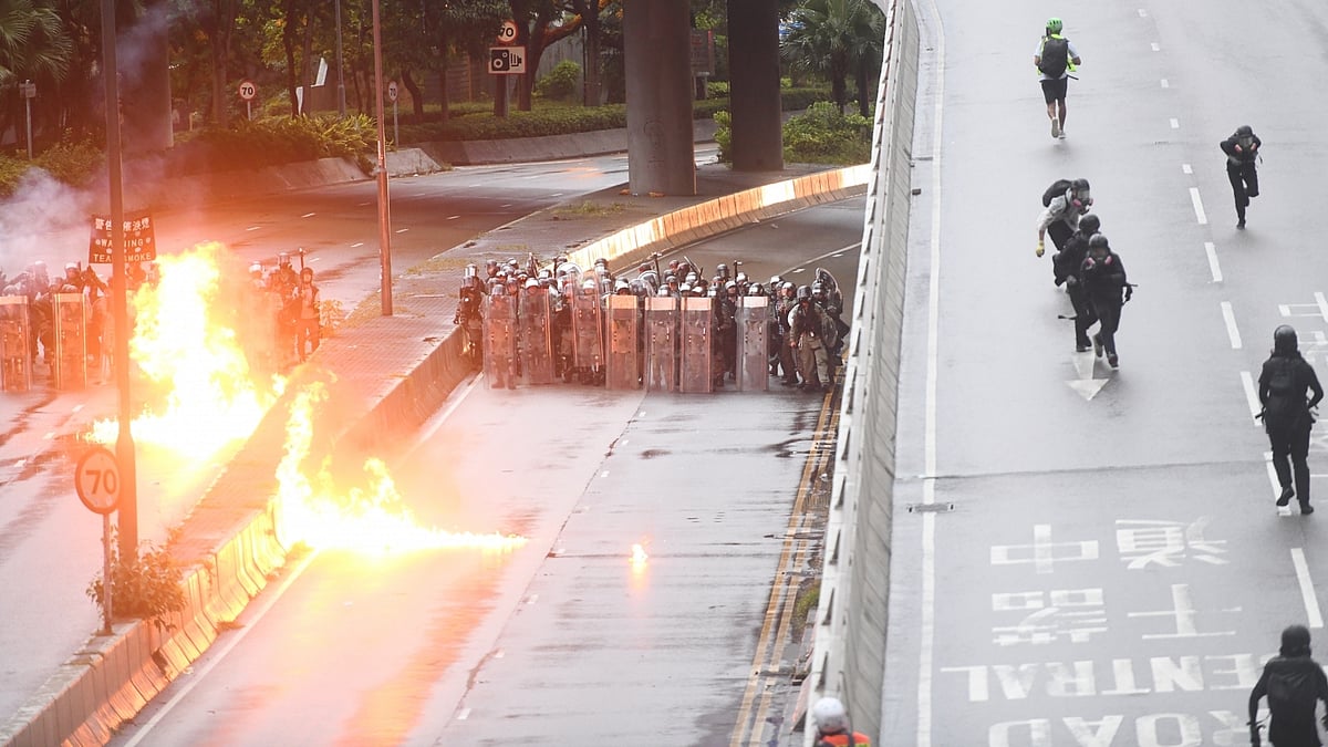  Violent protesters throw petrol bombs at police officers in Admiralty of south China’s Hong Kong (IANS)