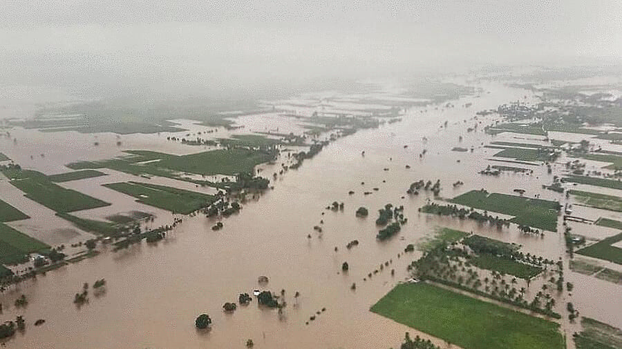 Flood wreaks havoc in Kerala and Maharashtra, dozens killed, over 1 lakh evacuated 
