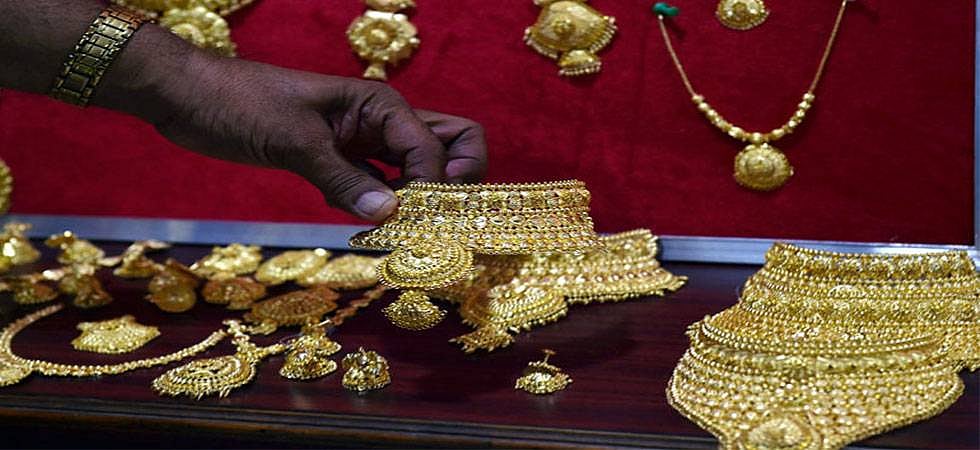 Gold prices hit Rs 50,000 per 10 gm, markets in a tizzy
