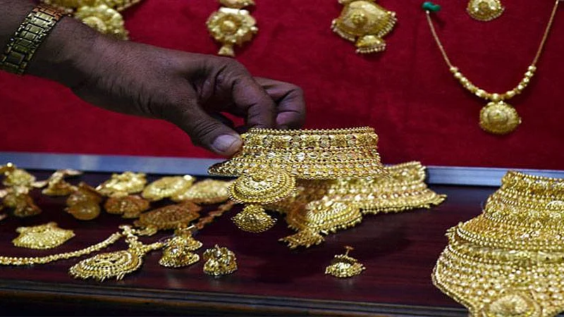 Gold prices hit Rs 50,000 per 10 gm, markets in a tizzy