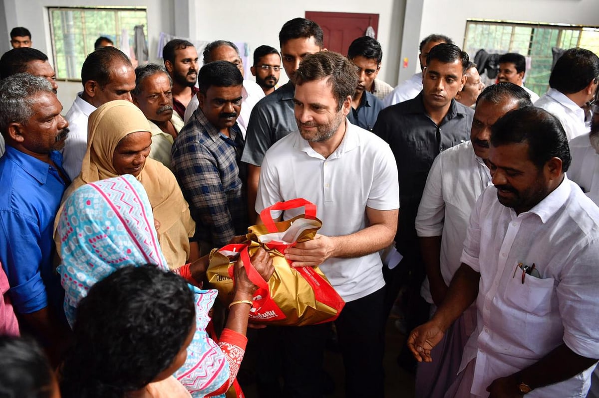  Rahul Gandhi visits relief camps in flood hit Wayanad
