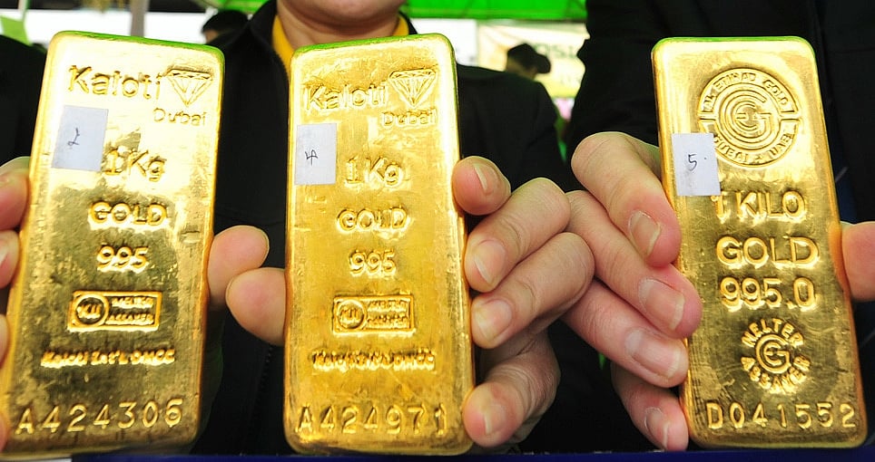 Gold near record high on economic slowdown  warnings  