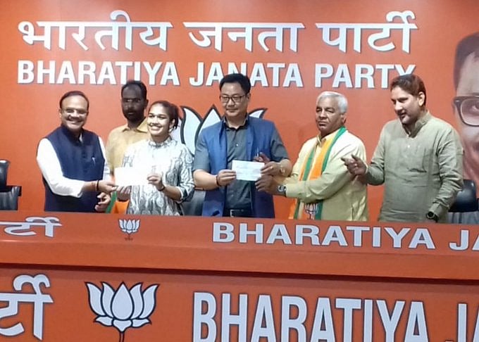 Another type of ‘Dangal’: Wrestler Mahavir Phogat joins BJP with daughter Babita
