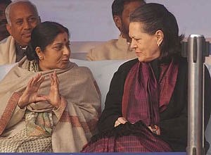Sonia Gandhi pays tribute to Sushma Swaraj, the politician who threatened to shave off her head in protest