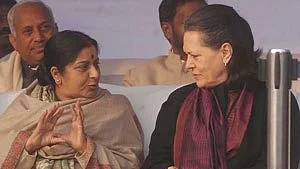 Sonia Gandhi pays tribute to Sushma Swaraj, the politician who threatened to shave off her head in protest
