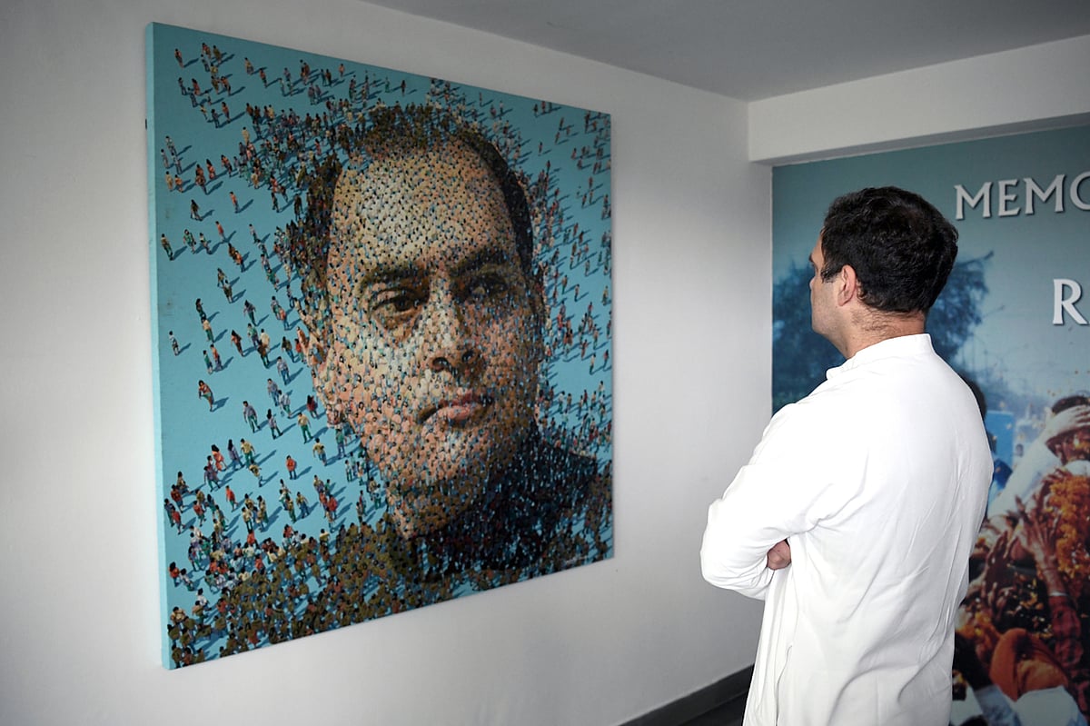 Rahul Gandhi appreciates a picture of late Rajiv Gandhi at the Memories and Archives of Rajiv Gandhi at Jawahar Bhawan.