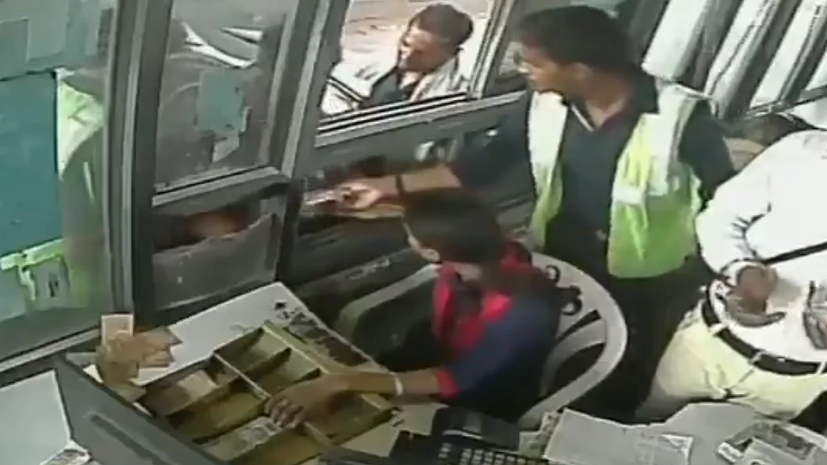 WATCH : Female toll booth operator assaulted at Kherki Daula in Gurugram