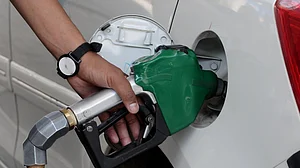 Maharashtra cuts petrol rate by Rs 5/litre, diesel Rs 3/litre