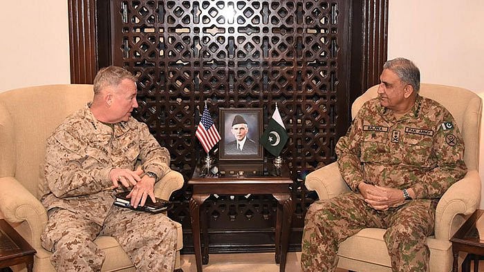 US CENTCOM Commander Gen Kenneth McKenzie with Pakistan Army chief Gen Qamar Javed Bajwa (file photo).