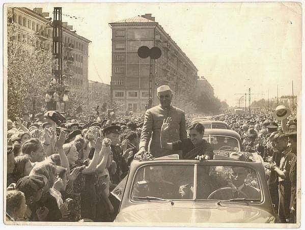 #HowdyNehru, rebut Tweeple after the #HowdyModi event at Houston