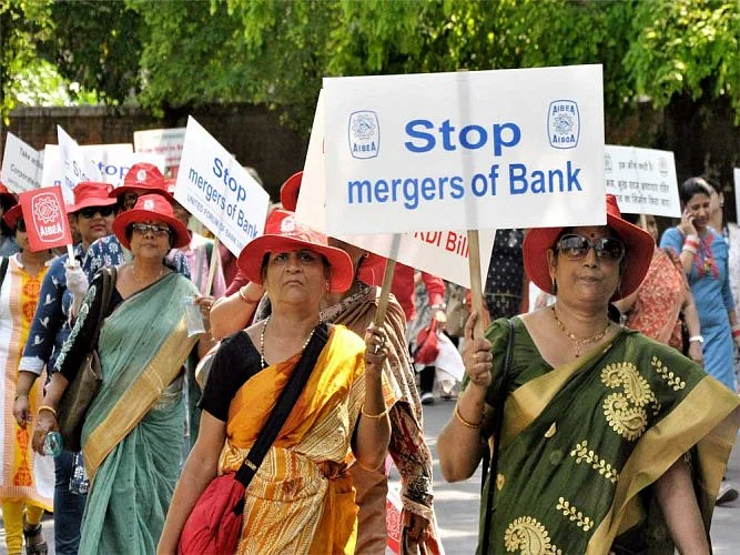Bank employees’ struggle  for  wage settlement at crucial stage