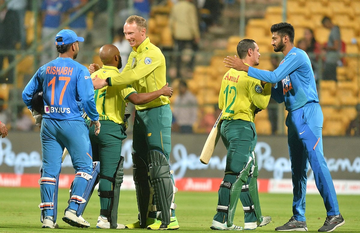South Africa stroll to 9-wicket win, level series 1-1