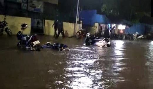 Heavy rain and flood disrupt normal life in Maharashtra, Pune declares holiday