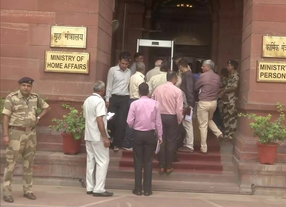 Kashmiri delegation meets Amit Shah in Delhi      