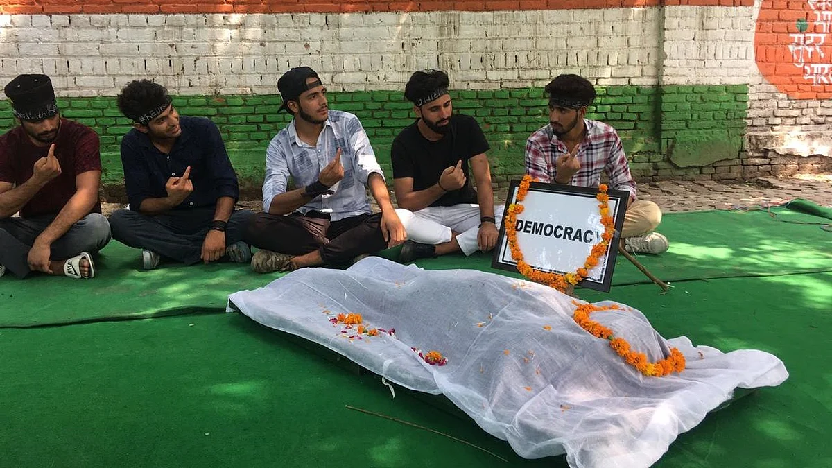 Kashmiri students protest with a dummy corpse, which they said was that of ‘democracy’, at Jantar Mantar on Sep 10, 2019.