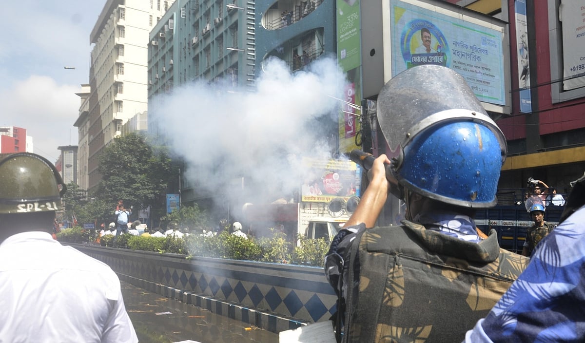 Tear gas, water canons used on Left protesters in Kolkata