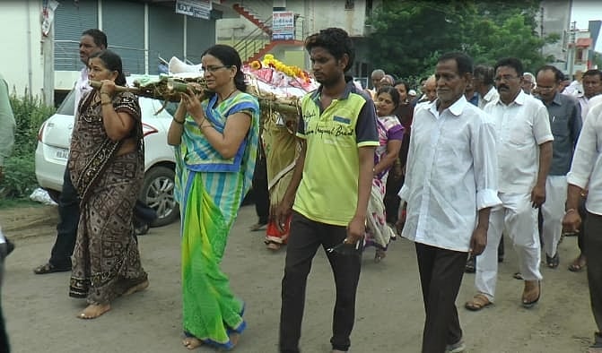 Daughters-in-law carry mother-in-law’s body for last rites  