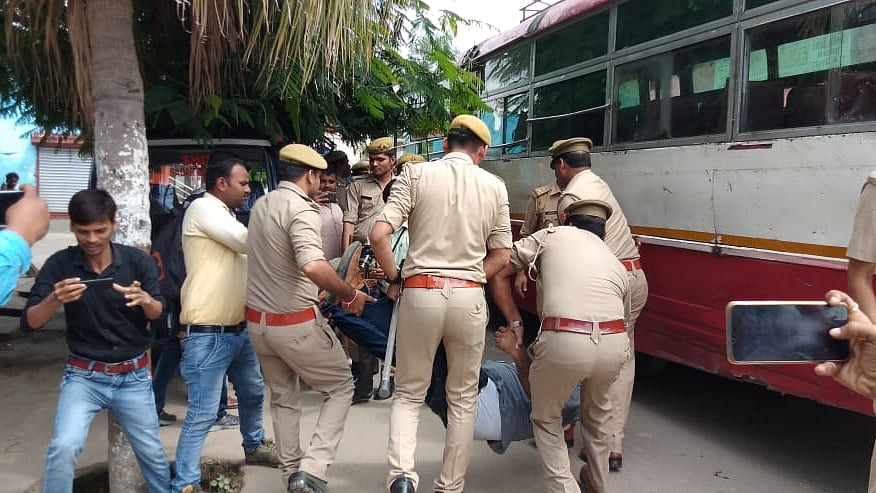 Congress members being arrested in Shahjahanpur