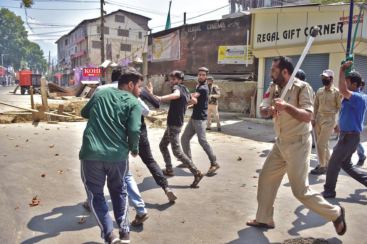 “Modi has destroyed us,” laments vendor in Srinagar, wonders why honeymooning couples would return