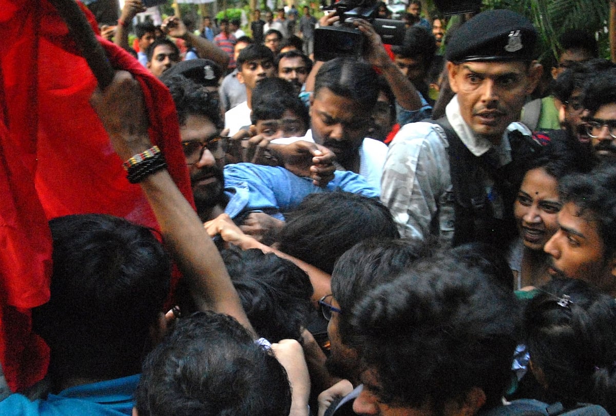 Supriyo heckled at Jadavpur University, governor rushes to campus with police
