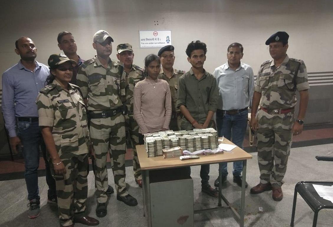 Two held with ₹1 crore in cash at Delhi metro station  