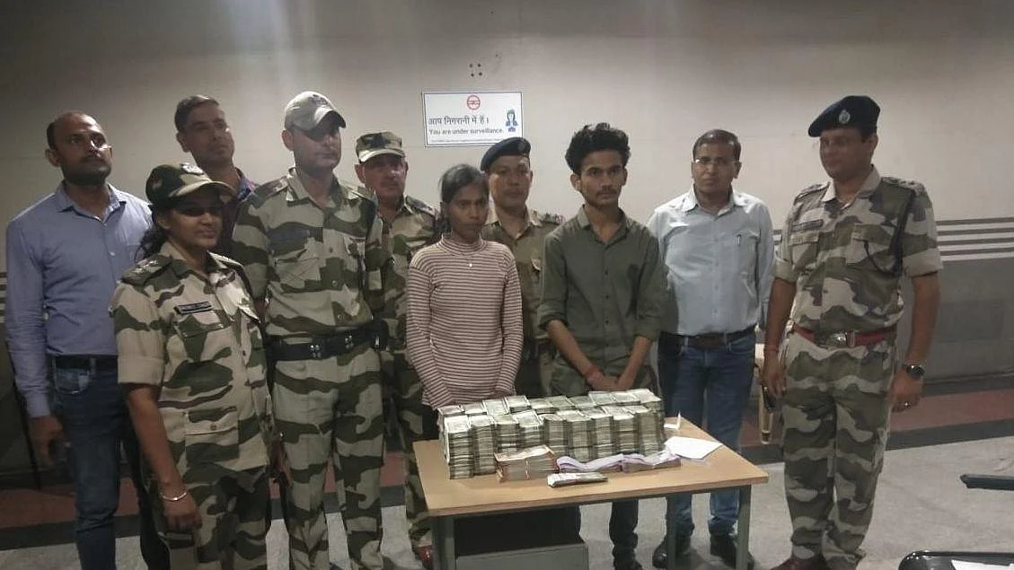 2 people caught with ₹1cr in Delhi metro (IANS Photo)