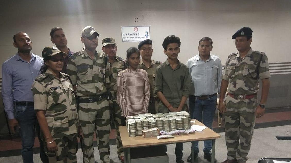 2 people caught with ₹1cr in Delhi metro (IANS Photo)