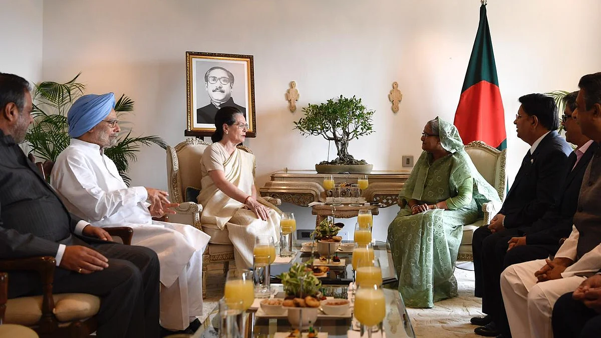 Sonia Gandhi, Manmohan Singh meet Bangladesh PM Sheikh Hasina