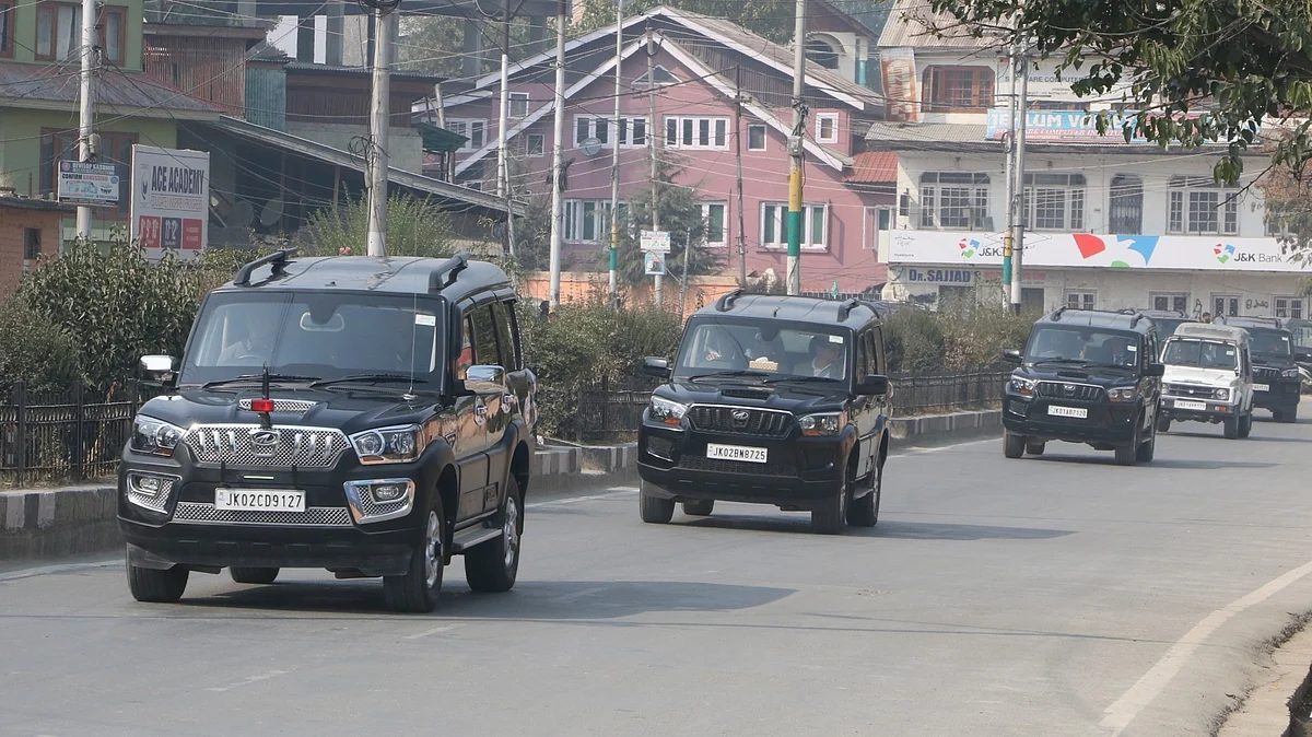 The convoy of the delegation of European Union parliamentarians in Srinagar on Oct 29, 2019. (IANS photo)