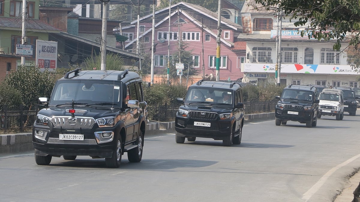 The convoy of the delegation of European Union parliamentarians in Srinagar on Oct 29, 2019. (IANS photo)