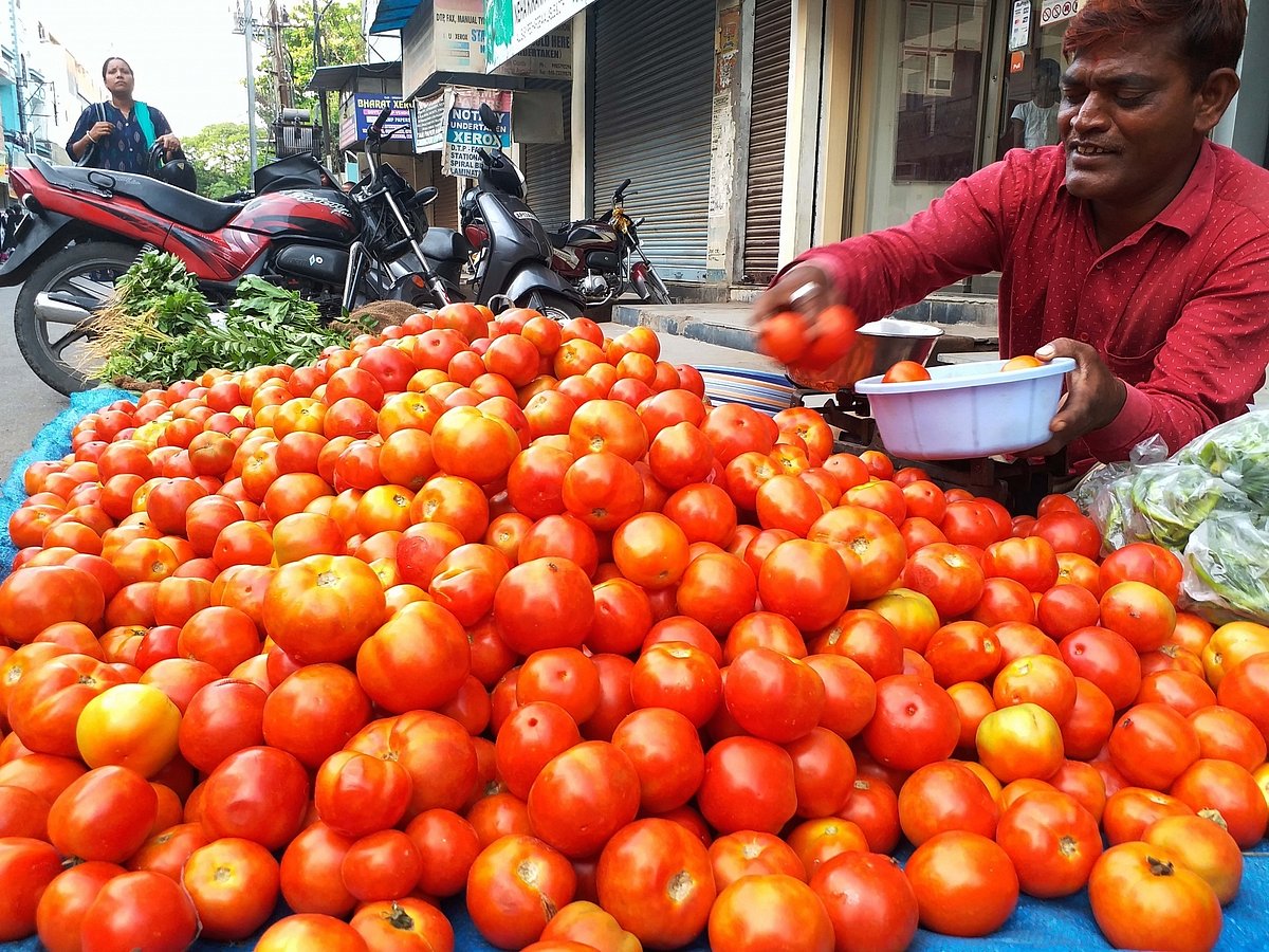 Vegetable prices soar; Onion, tomatoes, garlic stolen in Lucknow  