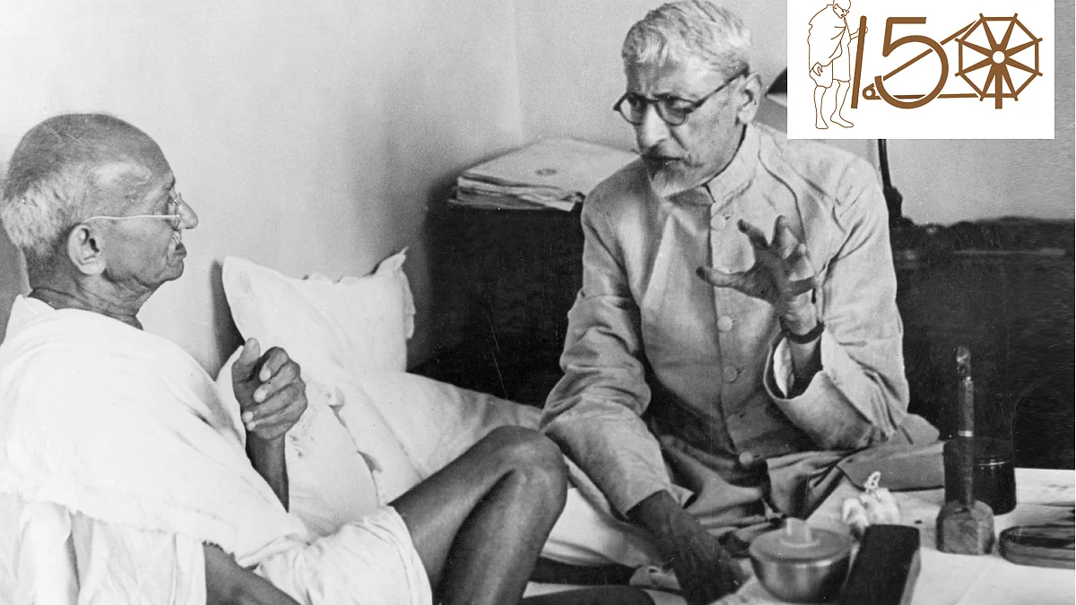 Mahatma Gandhi in conversation with Abul Kalam Maulana Azad in Bombay (Photo courtesy: Getty Images)